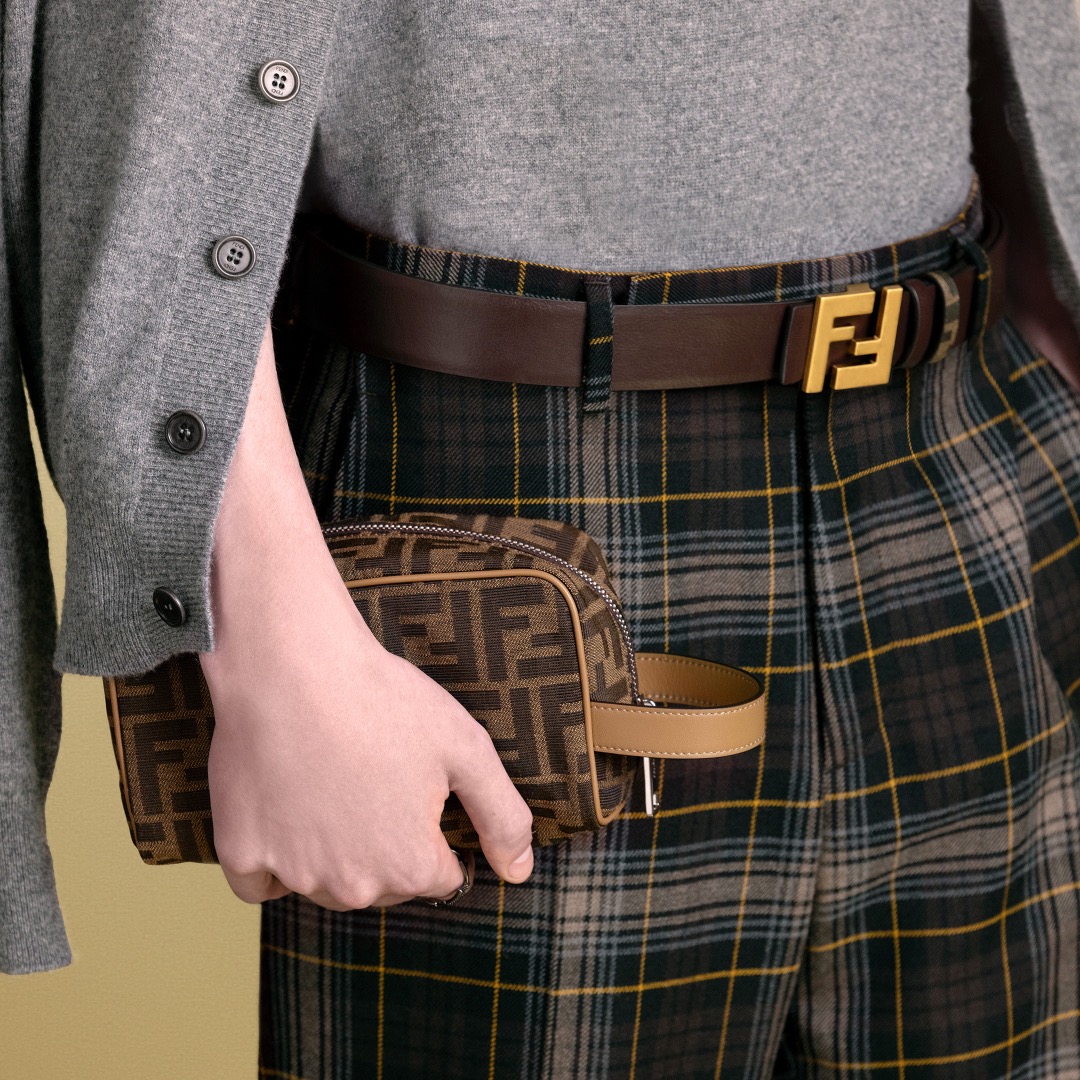 フェンディ のアイコニックなブラウンのFFジャカードを全面に使用した