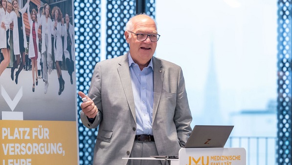 🩺 Beim JKU medCIRCLE vernetzen sich Mediziner*innen aller Generationen. Der Nachwuchs profitiert vom Erfahrungsschatz der älteren Generation, die Wissen vermittelt. Im Rahmen der Veranstaltung wurden die Zertifikate an fünf CSP-Absolvent*innen. 📜 go.jku.at/n24v3