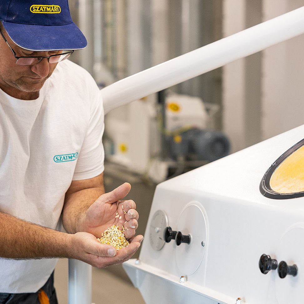 The most advanced maize mill in Central Europe, equipped with energy-efficient Pulsroll hullers, stands in Karcag. Learn more about our partnership with Szatmári Group, operating six Bühler-equipped mills in Hungary, in the link below.
lnkd.in/dtJe36U6
#millingyourway
