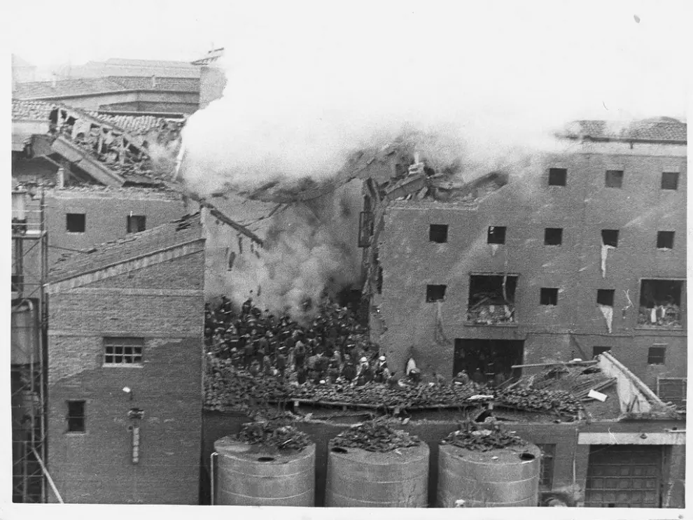 El 11 de diciembre de 1987, a las 6.10 de la mañana, un R18 aparcó frente a la puerta de la casa cuartel de Zaragoza en la calle Villa de Ruesta.

Cuando el guardia civil Pascual Grasa fue a alertarles de que no podían aparcar, el conductor bajó del coche y salió corriendo.

1/20