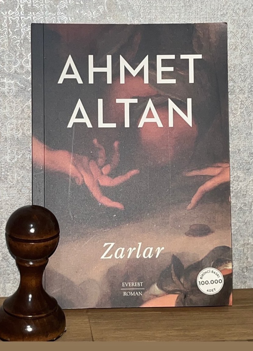 Ahmet Altan okumanın çok özel bir yanı var. Aşk, ölüm, kaybetmek, aramak gibi uç ve yoğun duyguları bazı satırlarda zihne, yüreğe saplarcasına yazıyor. Osmanlının son dönemlerinde ünlü bir kabadayının kardeşinin ölüm,kumar,varoluş karmaşasını harmanlayıp okuyucuyla buluşturuyor.