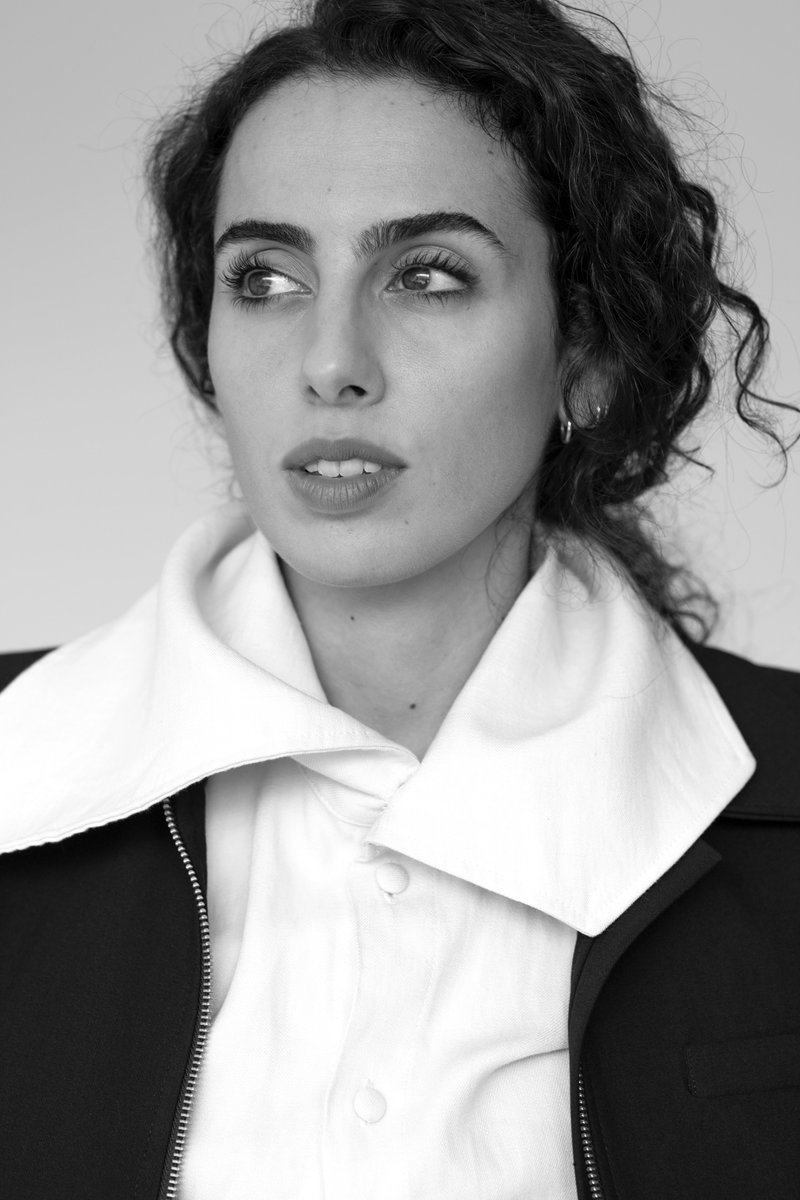 De veure els espectacles de varietats al barri del Cementiri Vell de Terrassa i flipar amb les vedets, passant pel món del teatre amateur fins a acabar a la Sala Gran del TNC. 
La Moukhles ho fa tot amb aquella alegria. 

(foto: Noemí Elias Bascuñana)