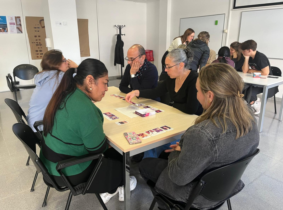 Taller de jocs en català a Castelldefels

🗣 Activitat adreçada a alumnat dels cursos de català i participants del Voluntariat per la llengua

🃏 Els participants van jugar als jocs Lletra a lletra, Parauleja, We Can Play i Els Homes Llop de Vallnegra

vxl.cat/comunitat-vxl/…