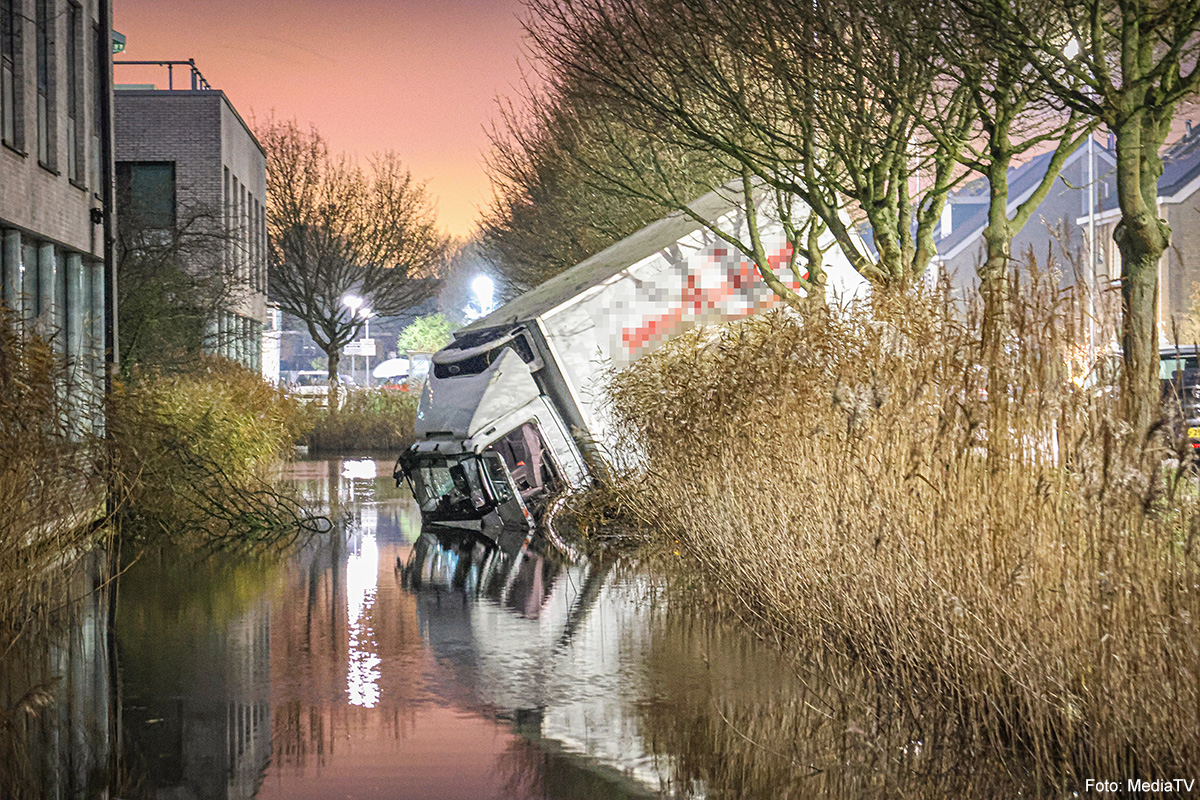 Vrachtwagen te water na dollemansrit