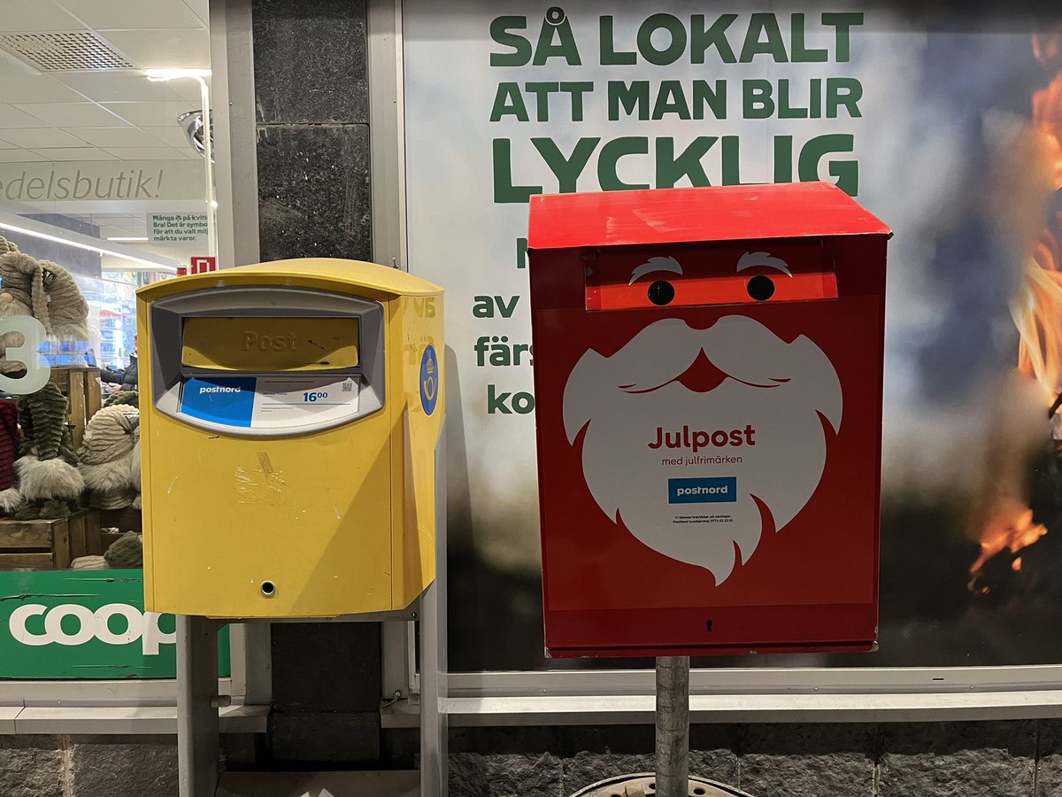 Gotta love <a href="/PostNordSverige/">PostNord Sverige</a> for having two mailboxes to choose from 🎅🏼📮 <a href="/norrbotten/">Region Norrbotten</a>