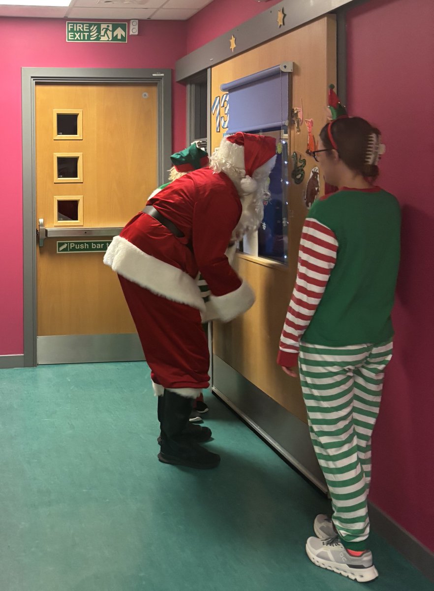 RACH_Playservic's tweet photo. Even when you are being nursed in Isolation, Santa and his elf can still say hello. https://t.co/CKUHjw9sI4