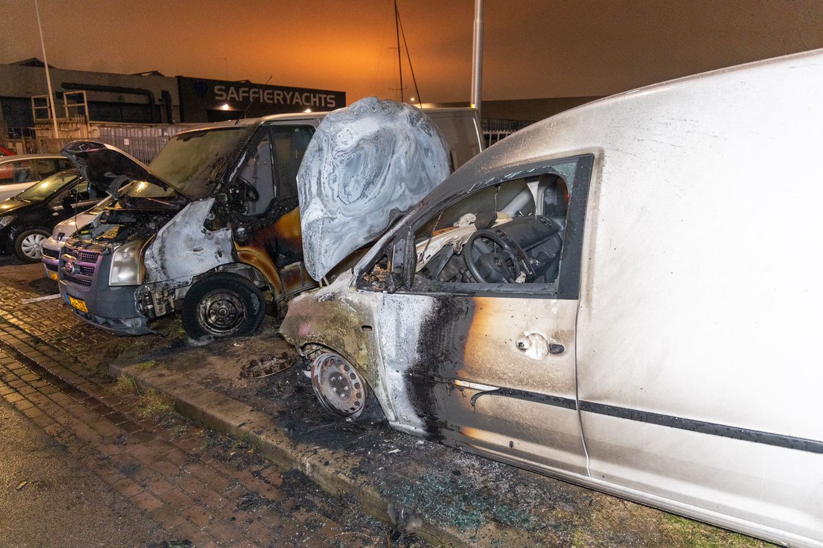 Bestelbusjes in brand in de Egmondstraat