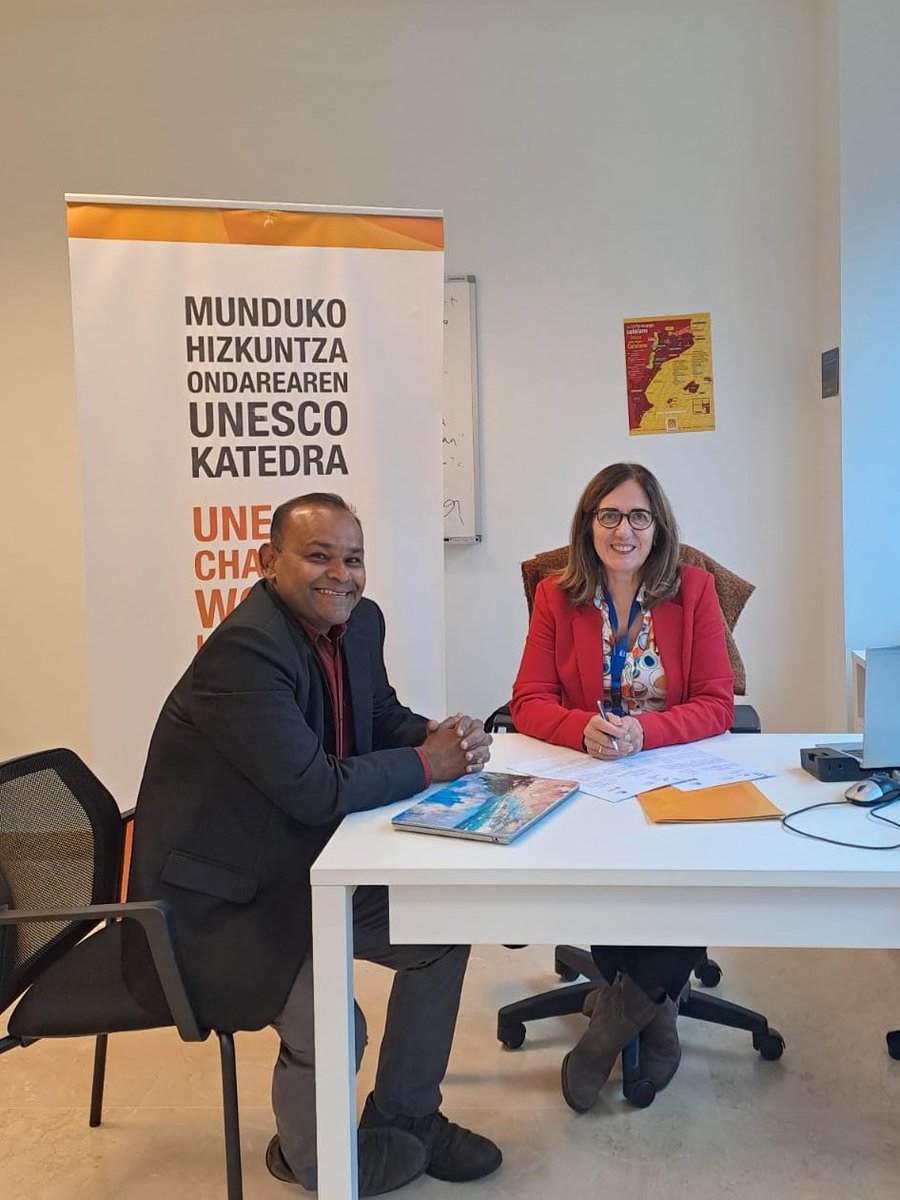 Atzo <a href="/DrAnikNandi/">Anik Nandi</a> ikertzailea eta katedrakidea izan genuen Katedran. Bisita aprobetxatu genuen Indiako <a href="/Woxsen/">Woxsen University</a> Unibertsitatearekin dugun hitzarmena sinatzeko. Arratsaldean Indiako hizkuntza politikei buruzko hitzaldia eskaini zien Irakasleen Prestakuntza Masterreko ikasleei.