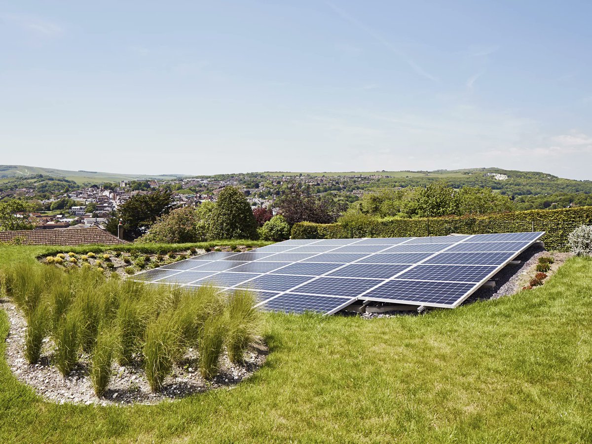 Baufritz energy solutions
Is there an intelligent, “one size fits all” strategy for saving energy in the home? Yes, there is. More than one, even. Because our sustainable energy solutions are tailored to your lifestyle and your specifications.