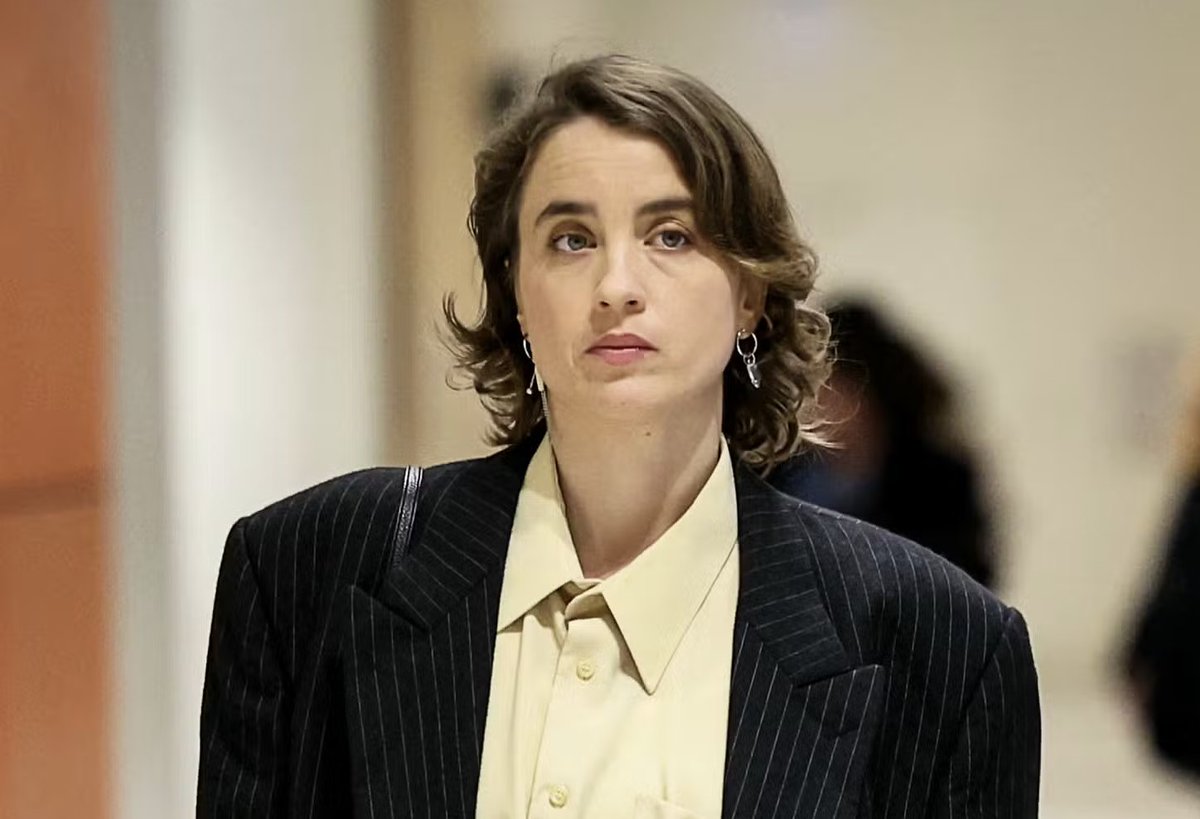 Hier, 2 plaignantes ont quitté la salle d'audience:

Gisèle Pelicot, lorsqu'une avocate de la défense s'interrogeait sur sa «possible complicité»

Adèle Haenel, quand Ruggia disait lui avoir suggéré à l'époque un pseudo «pour la protéger» : «Adèle H. me faisait penser à Truffaut»