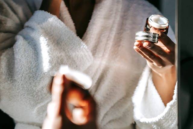 LaFigurinaBlog's tweet photo. Non tutti sanno cosa sia l’adenosina, un innovativo ingrediente che sta rivoluzionando la #cura della #pelle. Una sostanza caratterizzata per i suoi effetti straordinari contro i segni dell’invecchiamento e lo #stress cutaneo. Continua a leggere qui 👇👇https://t.co/RQb5YjxtiU https://t.co/3rb3oJwWQd