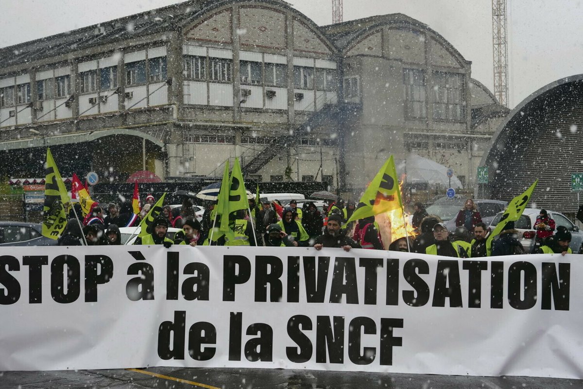 SNCF : la CGT et SUD rail maintiennent la grève, ce 11 décembre

L’Unsa et la CFDT renoncent au mouvement social, après avoir signé un accord relatif au transfert des cheminots dans les entreprises qui supplanteront Fret SNCF.
 
➡️ l.humanite.fr/9i3