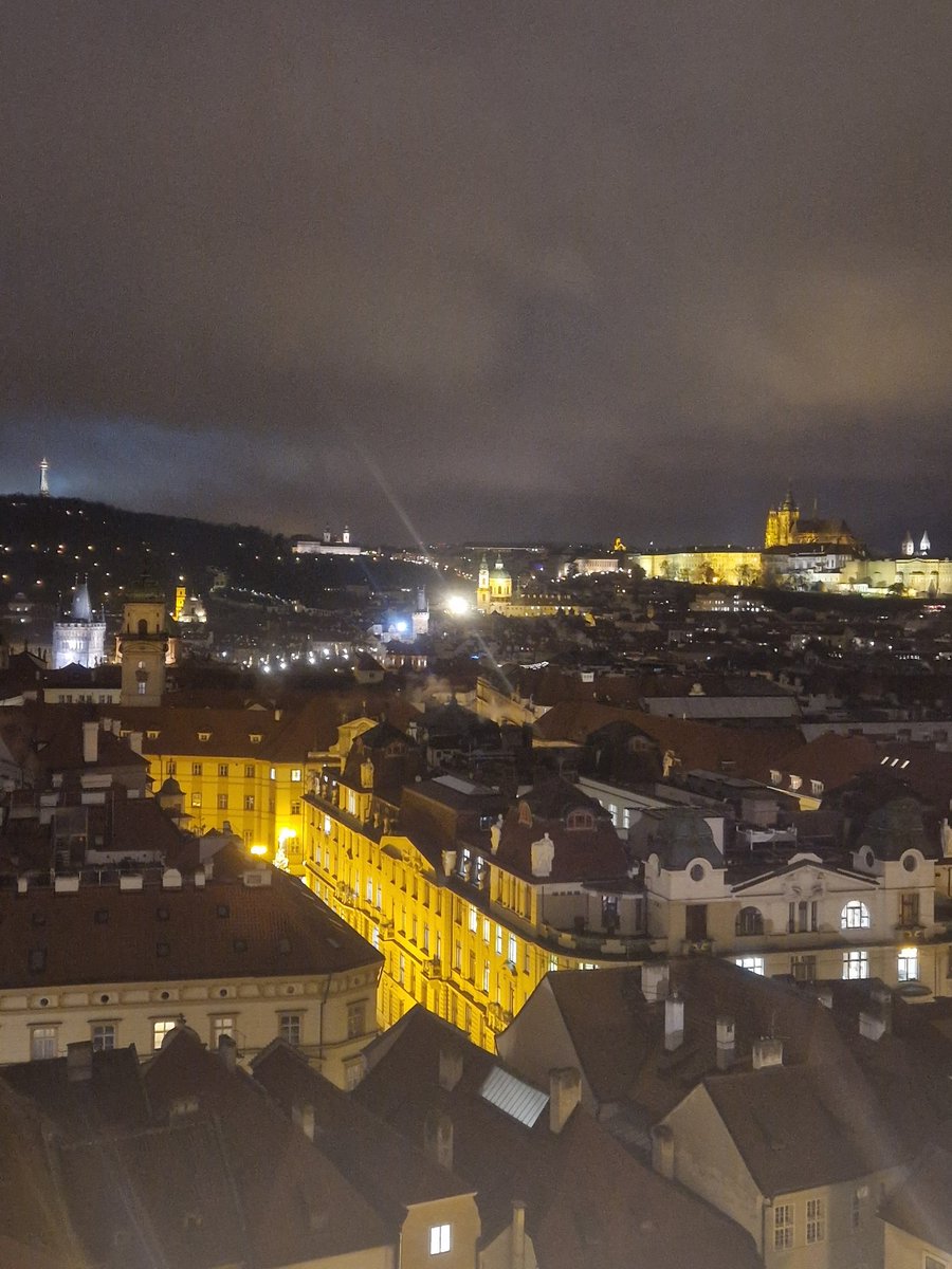 Vickiboukasott's tweet photo. En kväll i Prag #julmarknad#prag#december ✨️🎄🤶🧑‍🎄🎄✨️ https://t.co/pwsUrGd7DG