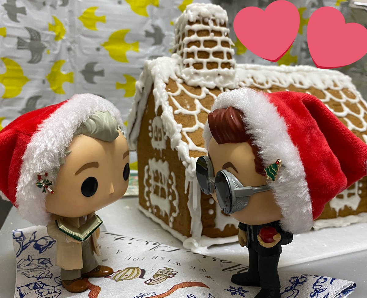 happypigeon_'s tweet photo. My #GoodOmensFunkos are building a Nice Sweet Cottage for Christmas now. They can't wait!

グオメファンコちゃん達がクリスマスに向けてスイートなコテージを建ててます。楽しみ！

#GoodOmens #GoodOmensFanArt #funwithFunkos https://t.co/do5F0t2576