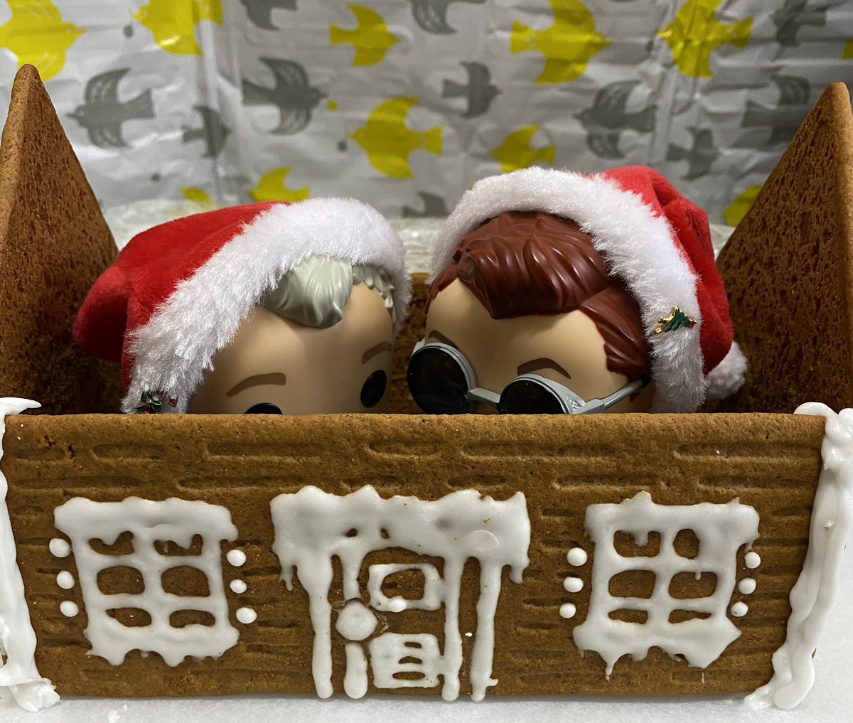 happypigeon_'s tweet photo. My #GoodOmensFunkos are building a Nice Sweet Cottage for Christmas now. They can't wait!

グオメファンコちゃん達がクリスマスに向けてスイートなコテージを建ててます。楽しみ！

#GoodOmens #GoodOmensFanArt #funwithFunkos https://t.co/do5F0t2576