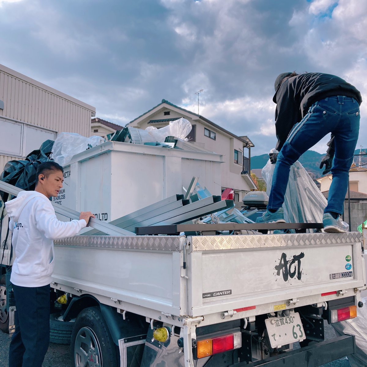 現場に乗って行った車が
パンクしていたそうで🛞😨
タイヤを取りに現場を往復…😣
現場のトラブルは日常茶飯事です😂

最近フォークリフトの免許を取って
練習中の社員です🧢

#株式会社アクト#大津 #内装 
#大津内装 #滋賀内装 #滋賀県