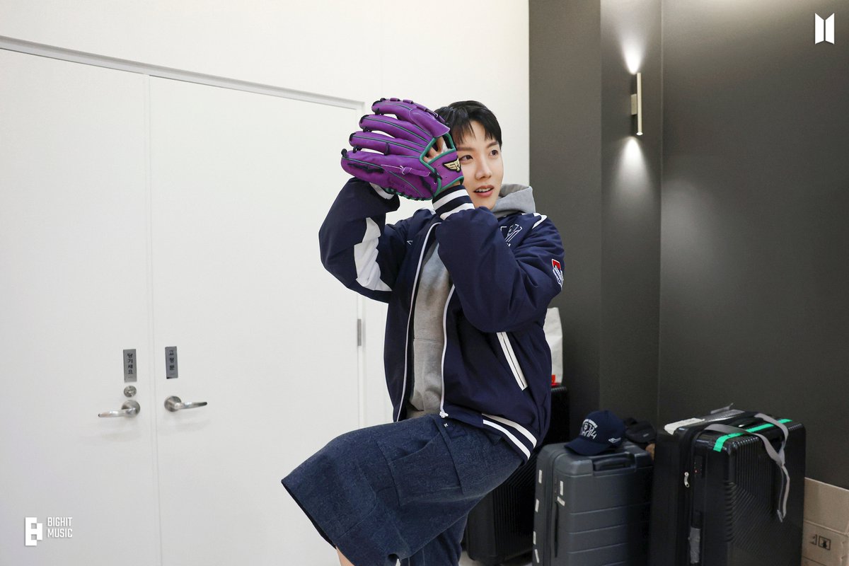 bts_bighit's tweet image. j-hope '2024 KBO 한국시리즈 2차전 시구' Photo Sketch
@ (weverse.io/bts/media/0-15…)
@ (facebook.com/share/p/pcA9Ew…)

#jhope #제이홉