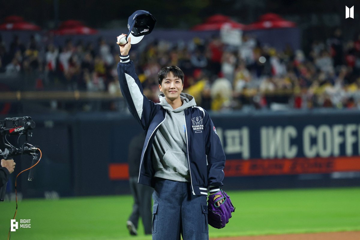 bts_bighit's tweet image. j-hope '2024 KBO 한국시리즈 2차전 시구' Photo Sketch
@ (weverse.io/bts/media/0-15…)
@ (facebook.com/share/p/pcA9Ew…)

#jhope #제이홉