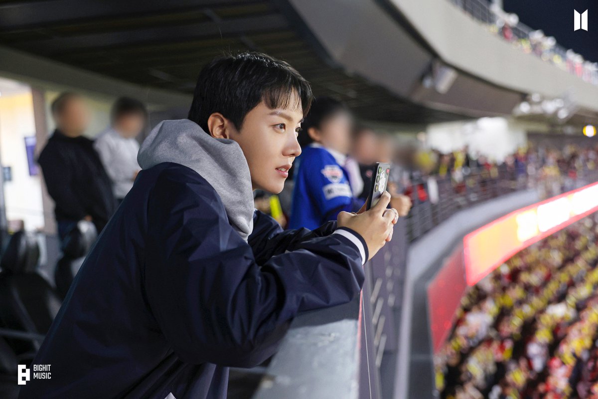 bts_bighit's tweet image. j-hope '2024 KBO 한국시리즈 2차전 시구' Photo Sketch
@ (weverse.io/bts/media/0-15…)
@ (facebook.com/share/p/pcA9Ew…)

#jhope #제이홉