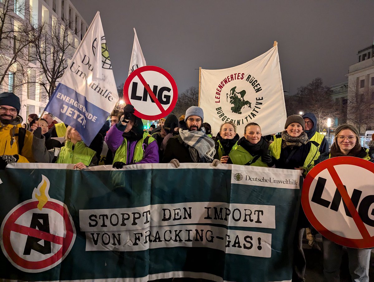 Deutsche Umwelthilfe (@umwelthilfe) on Twitter photo Gaslobbyist*innen schmieden beim #WorldLNGSummit in Berlin weiter fossile Pläne & feiern ihre zerstörerischen Deals. Nicht mit uns! Wir haben gestern friedlich protestiert gegen den #LNG-Ausbau & für erneuerbare Energie für alle! #GaslobbyStoppen @fridayforfuture <a href="/campact/">Campact e.V.</a> Gaslobbyist*innen schmieden beim #WorldLNGSummit in Berlin weiter fossile Pläne & feiern ihre zerstörerischen Deals. Nicht mit uns! Wir haben gestern friedlich protestiert gegen den #LNG-Ausbau & für erneuerbare Energie für alle! #GaslobbyStoppen @fridayforfuture <a href="/campact/">Campact e.V.</a>