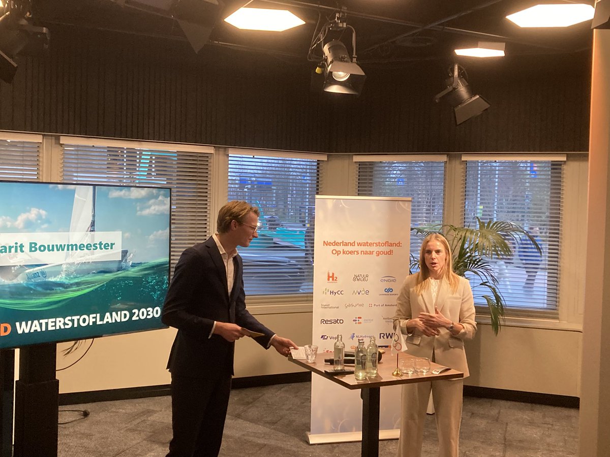 David Pappie (@davidpappie) on Twitter photo Olympisch kampioen zeilen en #waterstofambassadeur <a href="/Marit_B/">Marit Bouwmeester</a> Marit Bouwmeester #Nederlandwaterstofland @missieH2nl <a href="/nieuwspoort/">Nieuwspoort</a> over omgang met tegenslag, groei-mindset, drive om uiteindelijk kampioen te worden. Inspirerend voor allen in de waterstof! Olympisch kampioen zeilen en #waterstofambassadeur <a href="/Marit_B/">Marit Bouwmeester</a> Marit Bouwmeester #Nederlandwaterstofland @missieH2nl <a href="/nieuwspoort/">Nieuwspoort</a> over omgang met tegenslag, groei-mindset, drive om uiteindelijk kampioen te worden. Inspirerend voor allen in de waterstof!