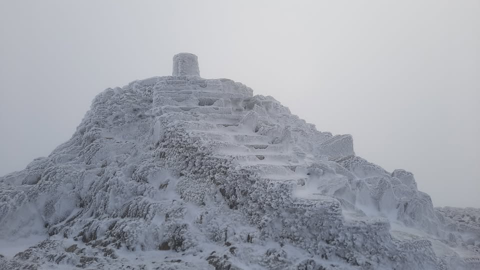 SnowdonRailway's tweet photo. Conditions up at the summit yesterday afternoon, the ‘feels like’ temperature was -12 🥶
#uksnow #ukweather #NorthWales #Snowdon #YrWyddfa #WinterIsComing #snow #InternationalMountainDay #FeelingCold https://t.co/KhmOHo6L8j