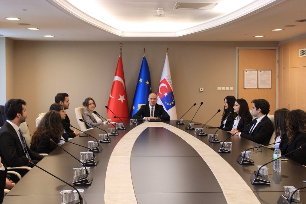 3 Aralık tarihinde Dışişleri Bakanlığı Avrupa Birliği Başkanlığı Mali İşbirliği ve Proje Uygulama Genel Müdürü Sayın Bülent Özcan’ı ziyaret ettik. Geçmişte topluluğumuzun Yürütme Kurulu Başkanlığı görevini de yürütmüş olan Sayın Özcan’a bizi misafir ettiği için teşekkür ederiz.