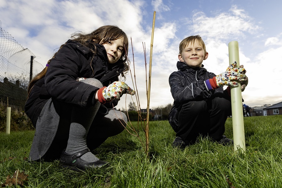 Children at Emmaville Primary teamed up for #NationalTreeWeek to plant hedges &amp; trees, adding to <a href="/gateshead/">Gateshead Council</a>'s efforts:
✅ 13,000 trees planted in 2023/24
✅ Two Tiny Forests created 
✅ Goal: 100,000 trees by 2030 

Read more: bit.ly/4gufAPe