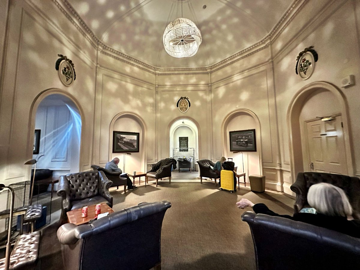 paul_winginit's tweet photo. Paddington stationโs worst kept secret is that, if you go into the first class lounge and ignore the sterile โnewโ hall, youโll come across Queen Victoriaโs original waiting room. Much more salubrious ๐ and a nice place to wait with a coffee before boarding! #lastscratch https://t.co/9Qah0gm2Xg