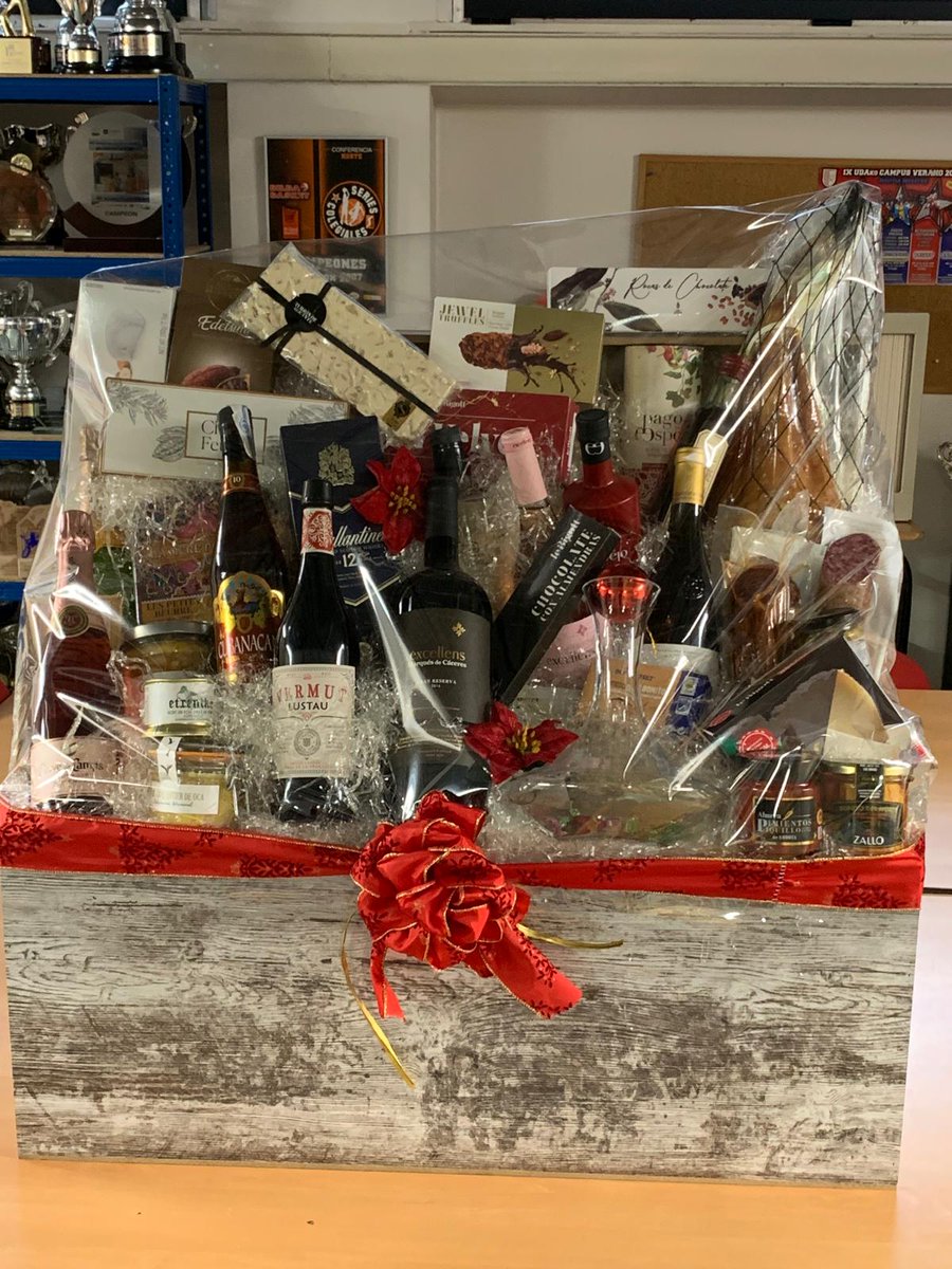 #SORTEOCESTADENAVIDAD🎄🎁

¡¡Aquí está la cesta de navidad!!
¿Tenéis ya vuestras papeletas? ¡¡Corred que se acaban!!