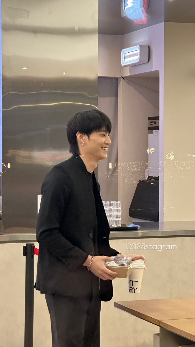 0328stagram's tweet photo. JAY B giving out sandwich and coffee to his fans ☕️🥺

#GOT7 #JAYB https://t.co/8Vnlu2dWWa
