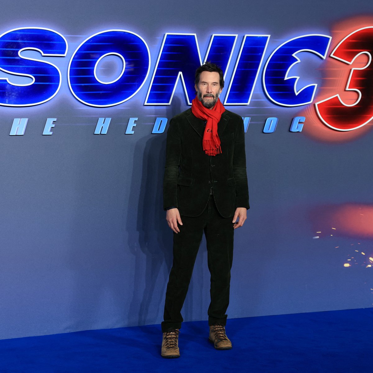 Kırmızı atkılı Keanu Reeves.