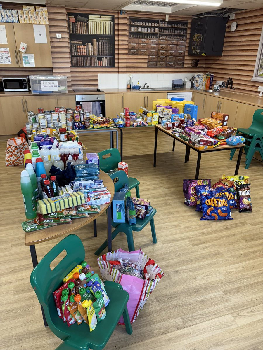 We would like to say a huge thank you to Nicola for this amazing donation of items to our school. These have been distributed out throughout our local community and will make a big difference. Thank you ❤️