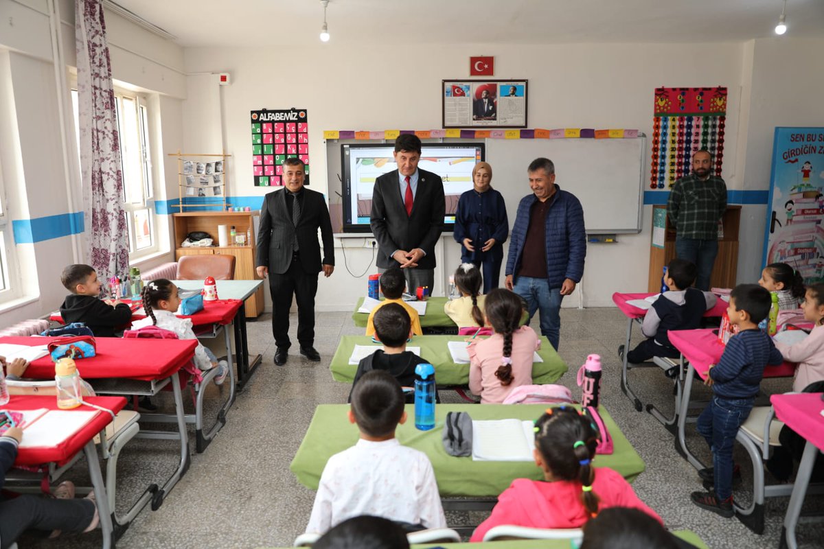 mardinilmem's tweet photo. Türkiye Yüzyılı Maarif Modeli kapsamında okullarımızda yapılan çalışmaları yerinde görmek adına Nusaybin Gazipaşa İlkokulunu ziyaret edip öğrenci ve öğretmenlerimizle buluştuk. Yönetici ve öğretmenlerimize gayretli çalışmaları için teşekkür ederiz.
@Yusuf__Tekin 
@tuncay_akkoyun https://t.co/NPzC9mmeme