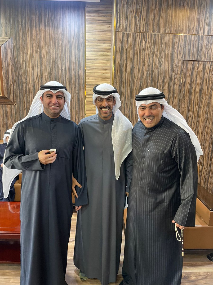 تنازل الدكتور شريان الشريان عن رئاسة جمعية المحامين الكويتيه بعد التصويت على التقريري المالي والإداري تعلمنا أمور كثيره اهمها؛ 

١/ أن المناصب مهما عظمت إلا أنها تكليف وليست تشريف.
٢/ أن العمل الجماعي كفريق واحد مطلوب.
٣/ مهنة المحاماة وخدمة المحامين ومصالحهم فوق كل اعتبار.

لذلك