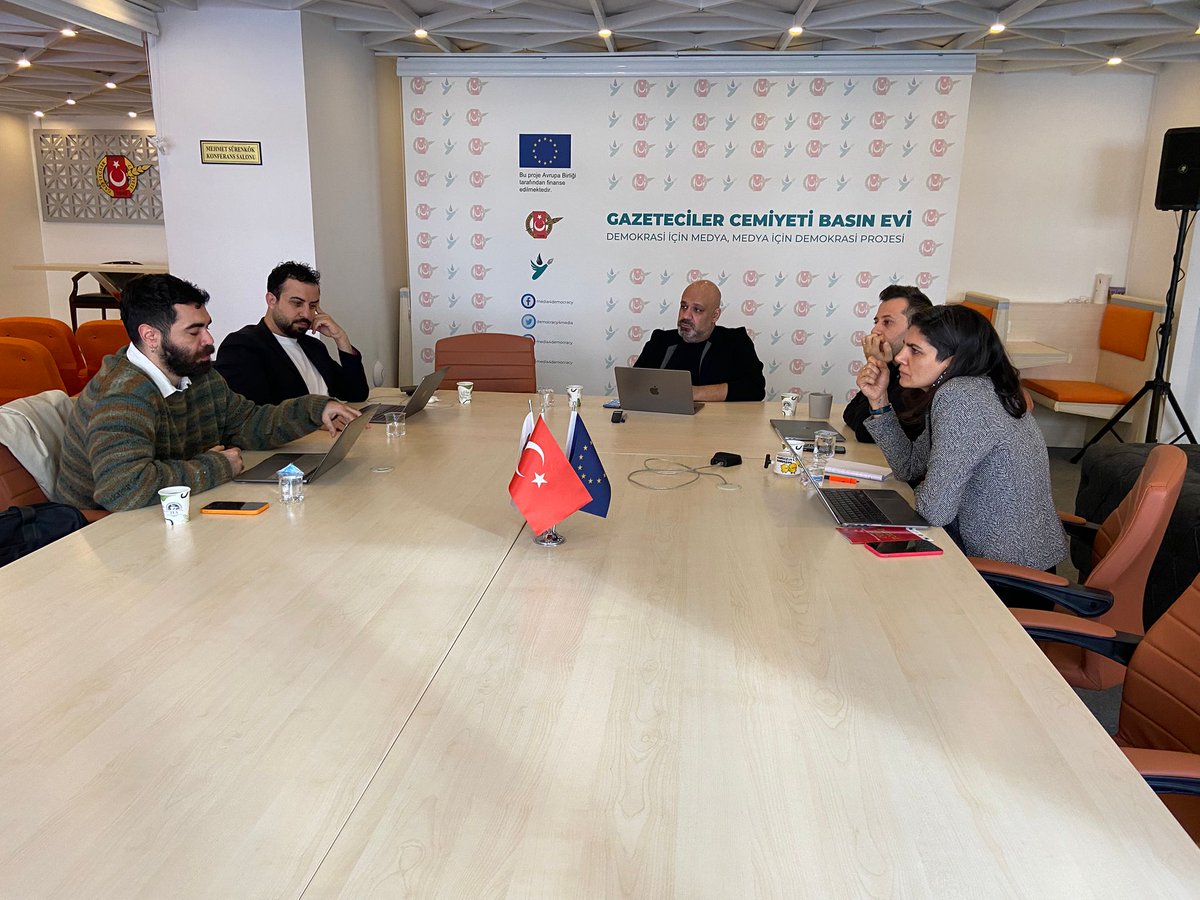 #BasınEvindeBugün  <a href="/TRAvrupaVakfi/">Türkiye Avrupa Vakfı</a>  tarafından yürütülen Sahte Haberler ve Nefret Söylemiyle Mücadelede Erken Uyarı Sistemi <a href="/SahneProjesi/">Sahne Projesi</a> 'nden Emre Gür ve Attilla Yardaş Basın Evi'ni ziyaret etti.  
Ziyarette, yapılabilecek iş birlikleri hakkında fikir alışverişinde bulunuldu.