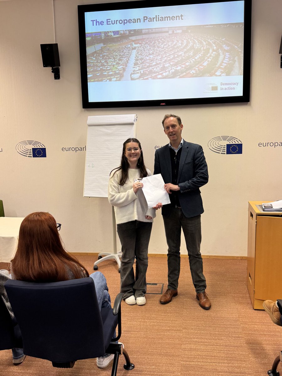BarryAndrewsMEP's tweet photo. Thank you to Sophie from @DominicanCGA who yesterday  presented me with a summary of her Citizenship Project findings on “The Effect of Sea Level Rising on Small Island Development States” and asked me to forward on to Commissioner for Climate @WBHoekstra 🇪🇺 https://t.co/Wtf3xfMbTQ