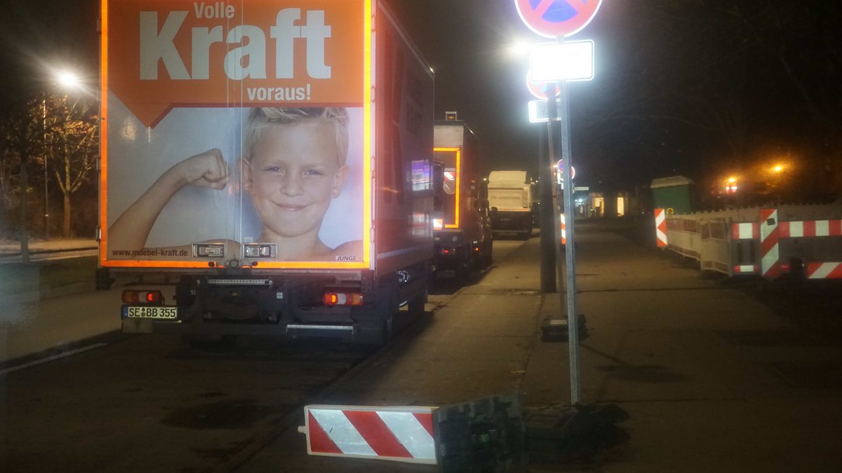 CMlerBerlin's tweet photo. Kennt ihr den?

#MobG BE § 39 (1) Während aller Baumaßnahmen mit Auswirkungen auf das öffentliche Straßenland soll  eine sichere Radverkehrsführung sichergestellt werden. ... https://t.co/6miekRd9UO