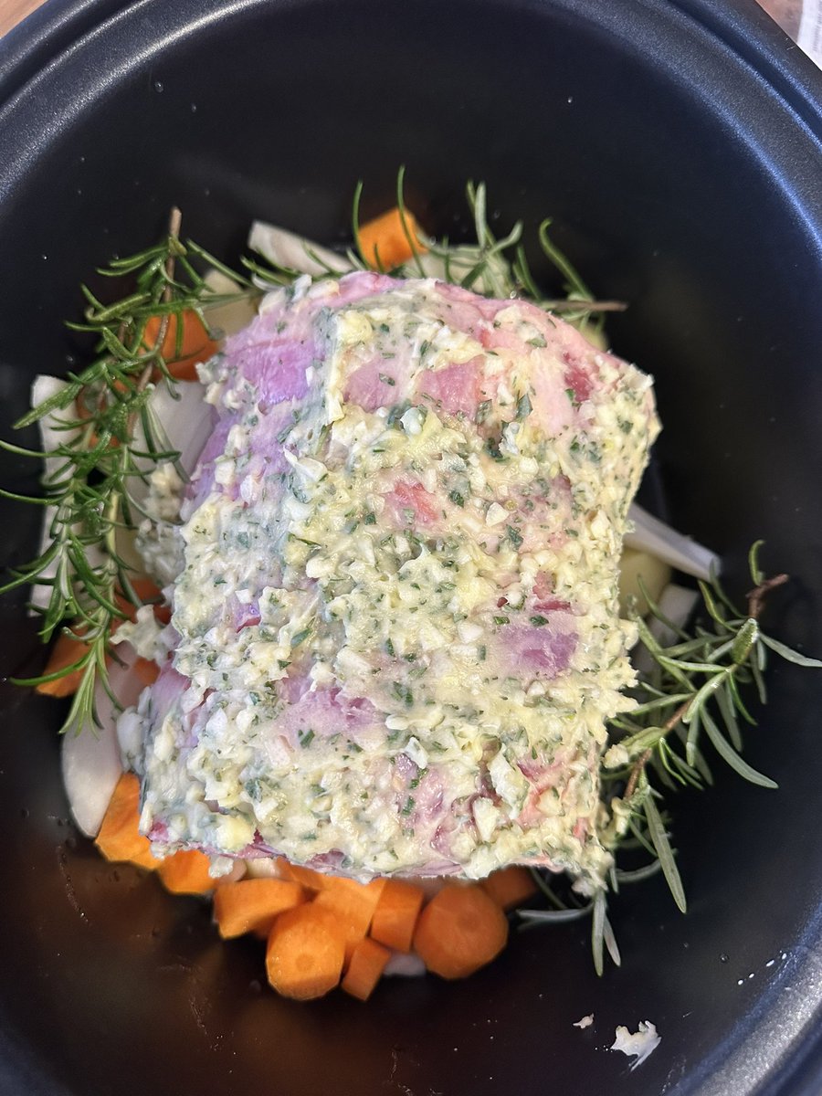 JadesBites's tweet photo. 1/2.
I’ve created a new recipe using some reduced Lamb Rolled Breast from @Tesco It’s a slow cooker dish which allows the high fat content to be rendered out then roasted. Lamb Rolled Breast is extreemly economical/budget friendly. https://t.co/sKhX3ySfBt