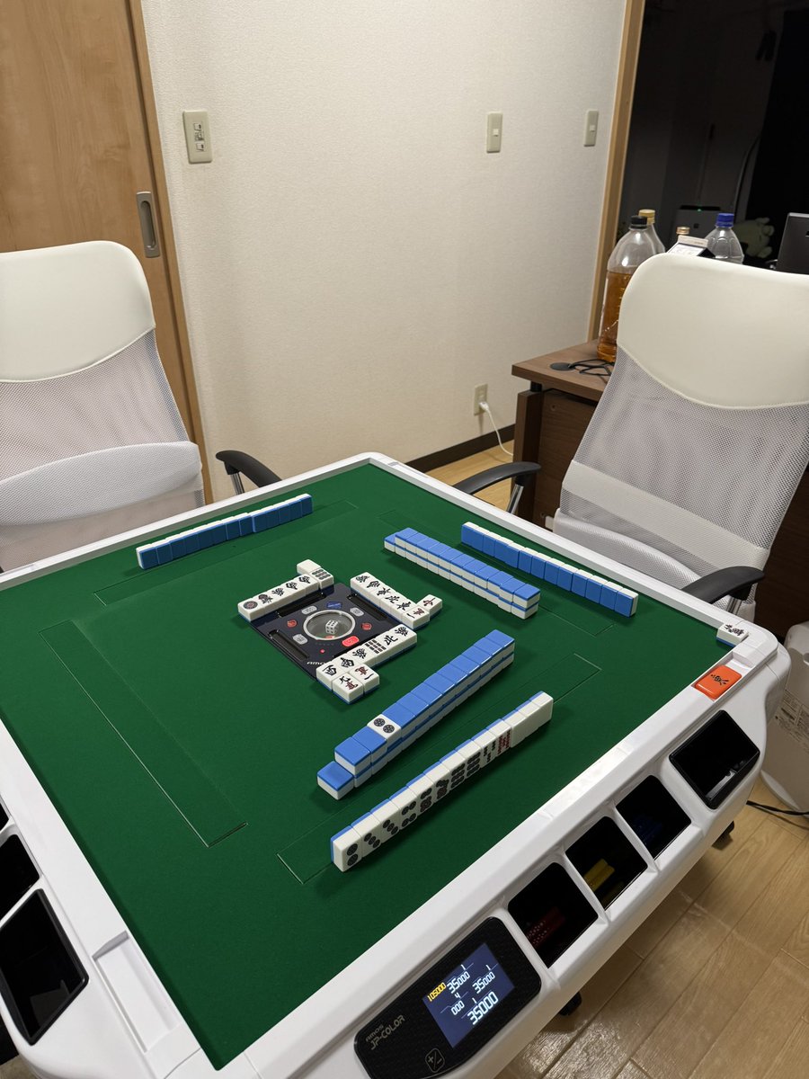 ブラックフライデーに買った全自動麻雀卓AMOS JP-EX COLORが今日届いた🥹
全赤三麻がやりたかったから、AMOS公式ショップにお願いしたら赤牌も追加対応してくれたし、動作もまったく問題なし

最高だ🥹

<a href="/taiyo_amos/">麻雀AMOS公式アカウント</a> 
感謝です🥹