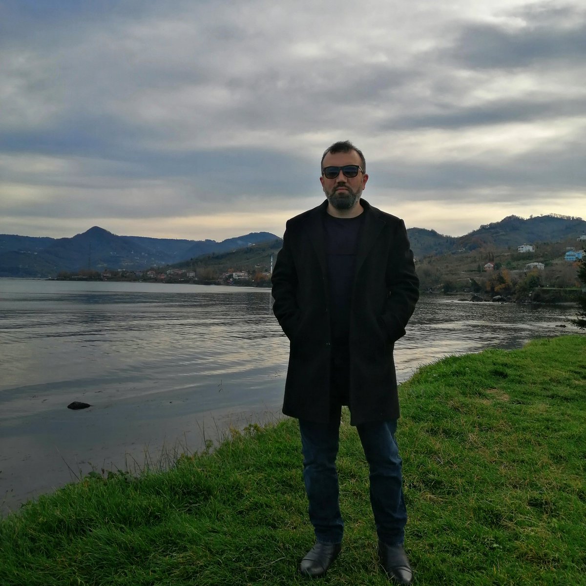 Derdin varsa git denize anlat.
Kedilere, bulutlara anlat.
Pencere pervazında çiçeklere anlat.
İnsana dert anlatılırmı hiç?