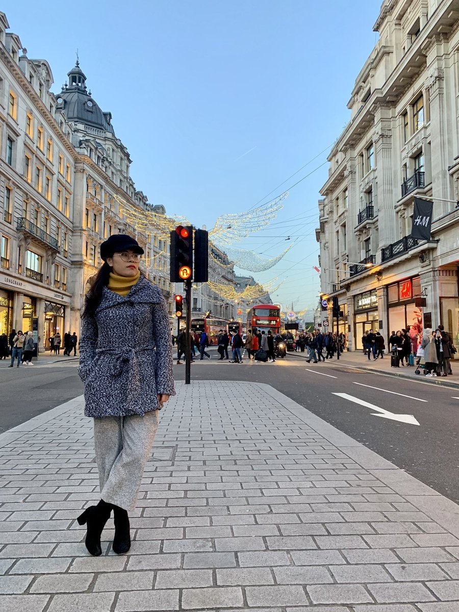 Mom said:
"The person who truly loves you is the one who bows his head first, waits until your emotions are stable, and then teaches you human relationships. Because compared to winning or losing, they care more about your mood."
Arguing is because of caring.
Reconciling after