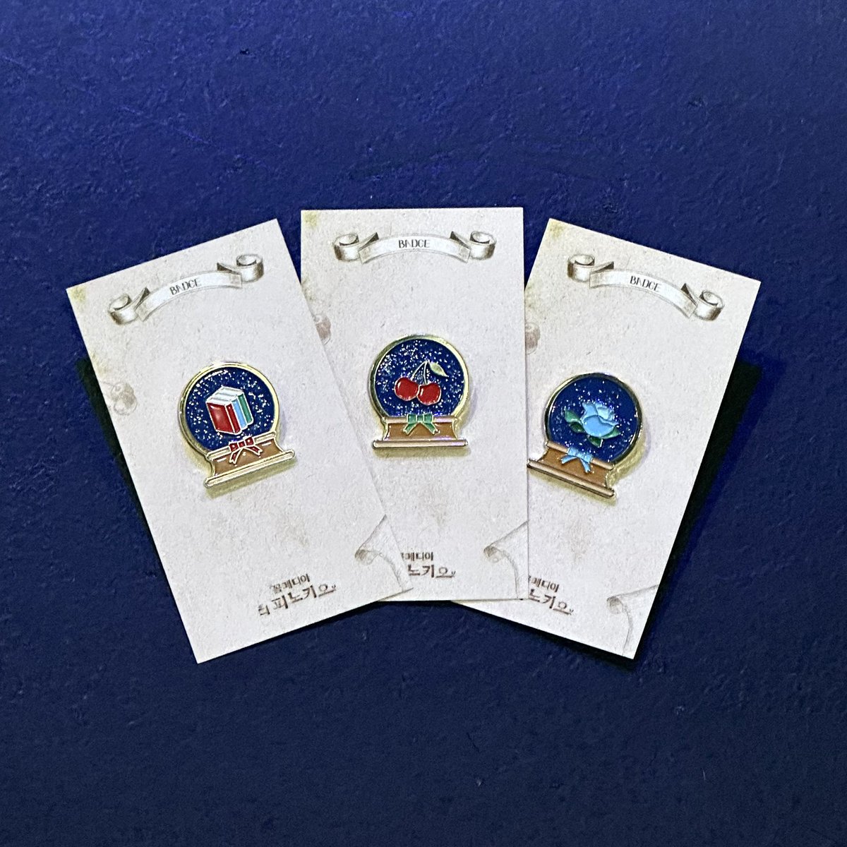 [#꼼메디아디피노키오] 

MD 입고 안내

❄️ 스노우볼 뱃지 
1EA ₩8,000
2EA ₩14,000
3EA ₩20,000

• 12/11(수) 8시 공연부터 구매 가능합니다.

뮤지컬 <꼼메디아 디 피노키오>
𝟐𝟎𝟐𝟒.𝟏𝟎.𝟎𝟖-𝟐𝟎𝟐𝟓.𝟎𝟏.𝟎𝟓 
SH아트홀