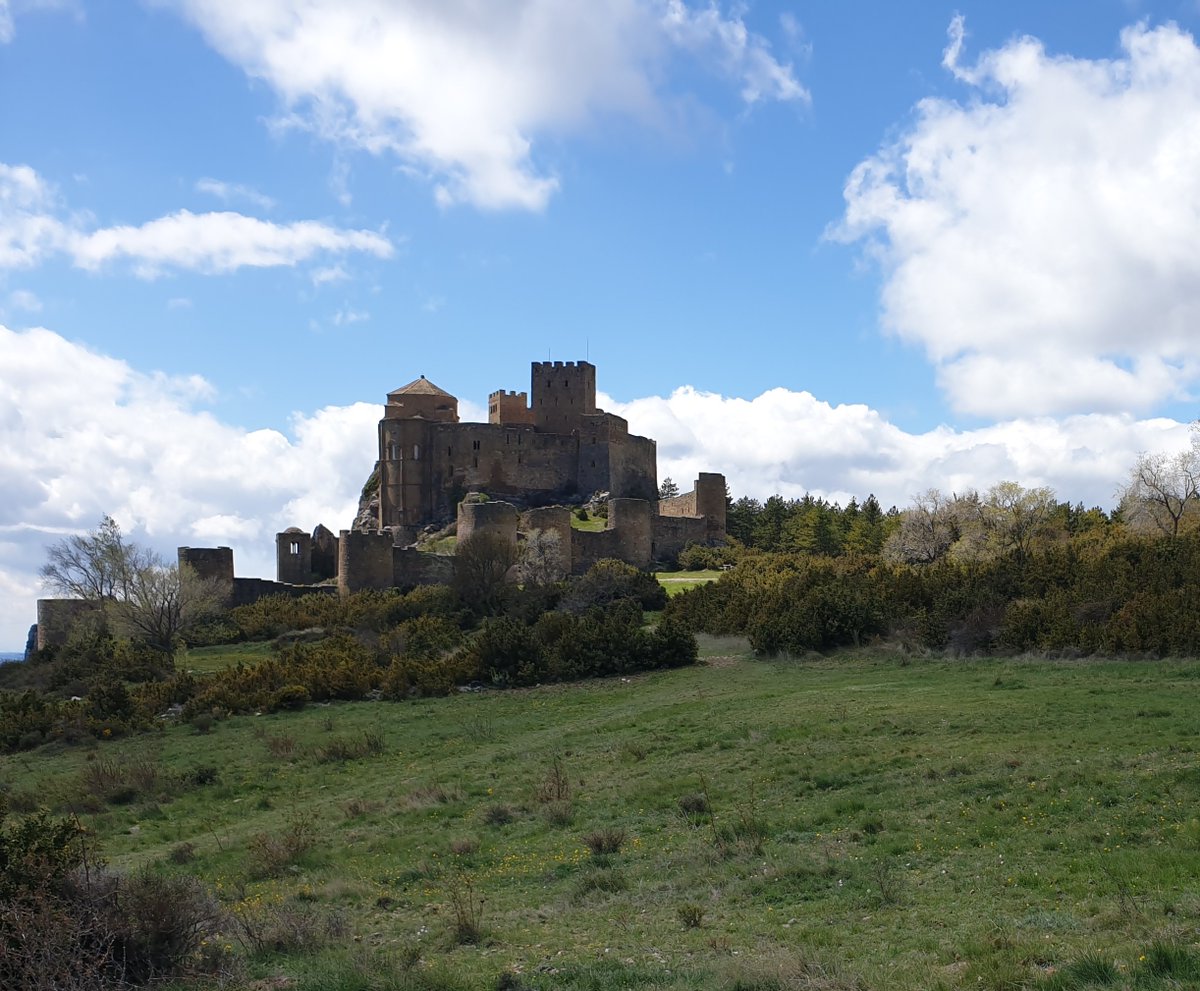 ArdeBizancio's tweet photo. Castillo de Loarre, Aragón. 
Mandado erigir en 1033 como avanzadilla en las conquistas pamplonesas de Al-Ándalus, con ampliación a finales de siglo por parte aragonesa. 
La gran joya del románico civil, con el recinto amurallado conservado y la fortaleza impresionante en su cima. https://t.co/cUeEPEOdHX