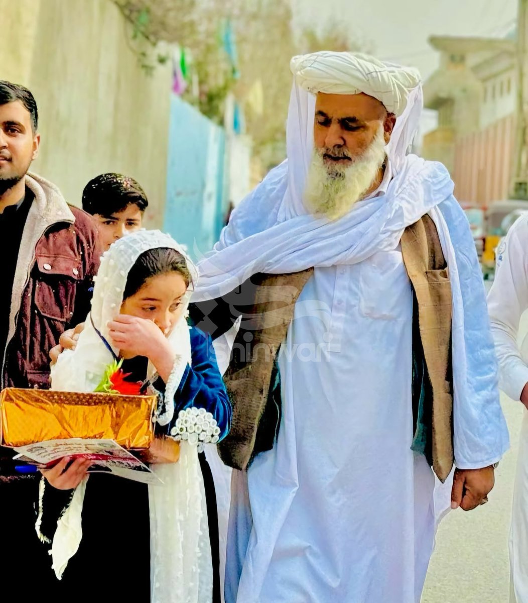 kandaharai786's tweet photo. رڼا رستم خېل، نن له شپږم ټولګي څخه اووم ته د ښوونځي په کچه عمومي اولنومره کامیابه شوه، خو دا چې مخکې د علم دروازې تړلې دي، په ژړا کور ته روانه ده.
دنن ورځې ترټولو درددونکی تصویر.
🥲 https://t.co/lHaGkJ5sZm