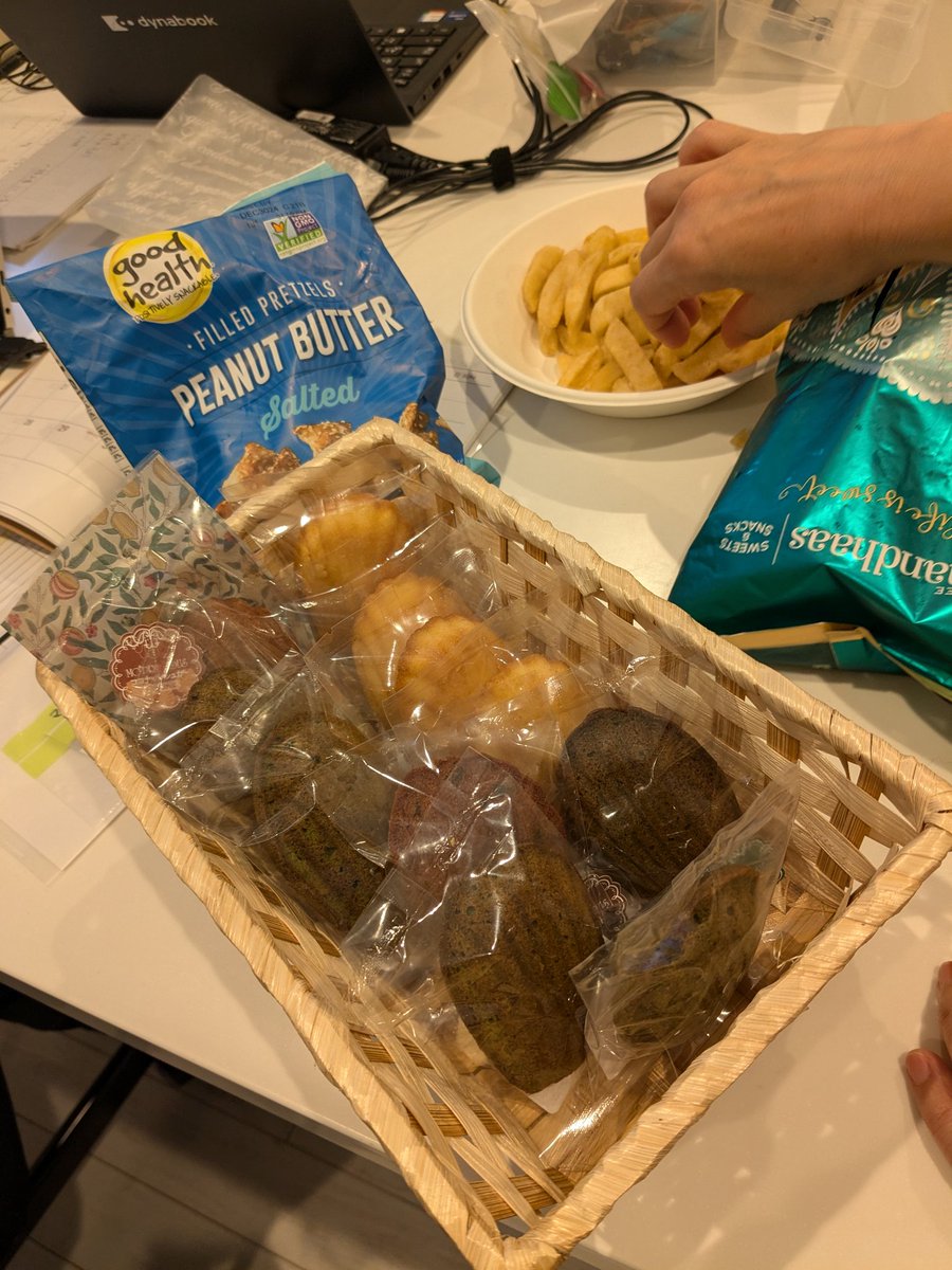 Snacking at the Madeleine tea party at Femmebase Ikegami. 
Last time I tried chocolate, and this time coconut sugar. 

#vegandessertsintokyo
#delicious #wednesdayfeelings #coconut #sophiacommunications #snacks #vegan #madeleines #snackingatwork #WorkBreak #TeaTime