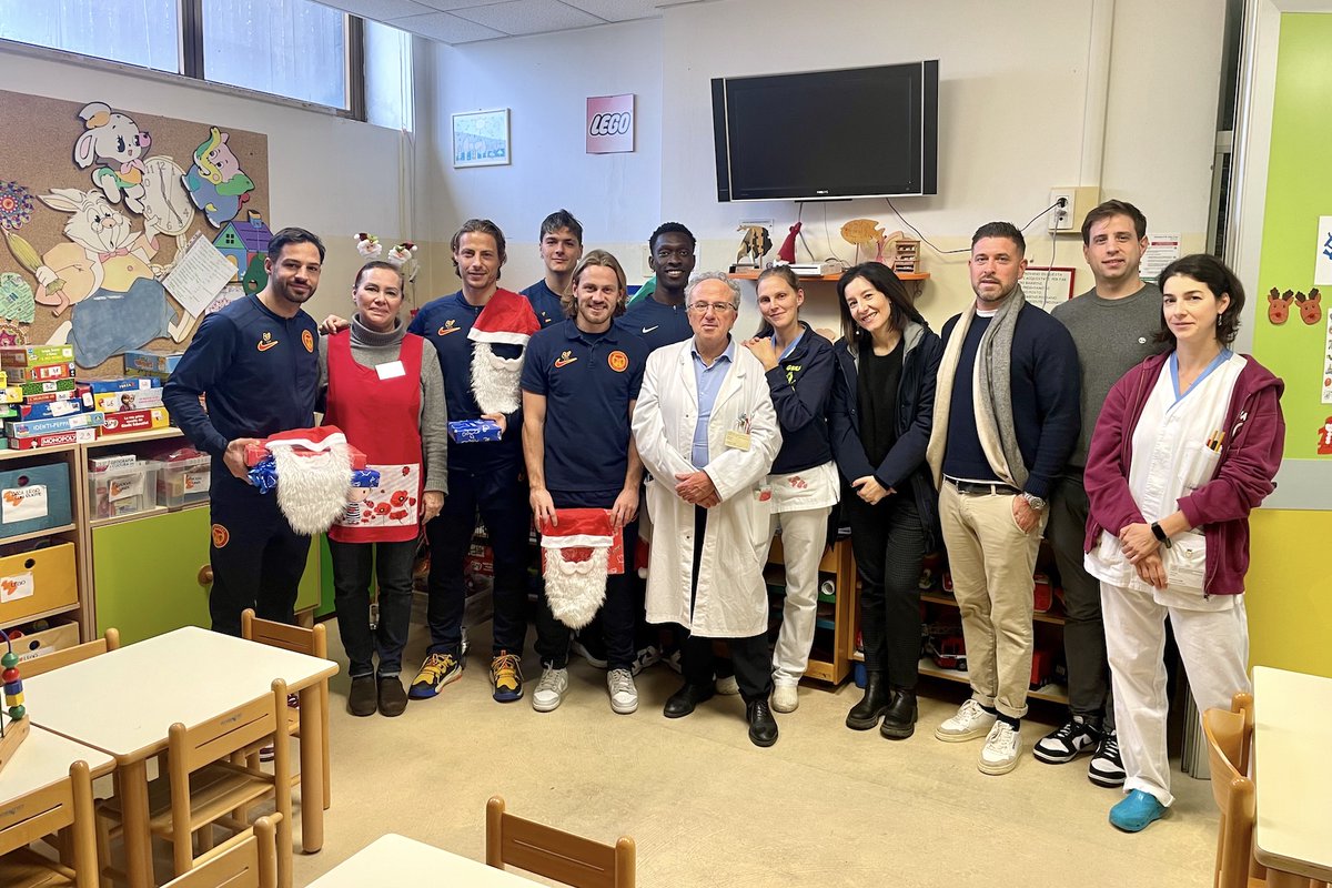 AGPressRomagna's tweet photo. #RAVENNAFC: LA SQUADRA IN VISITA AL REPARTO DI PEDIATRIA

https://t.co/EJvOihCKj5

#pediatria #calcio #seried #ospedale https://t.co/YAOYx6EtgK