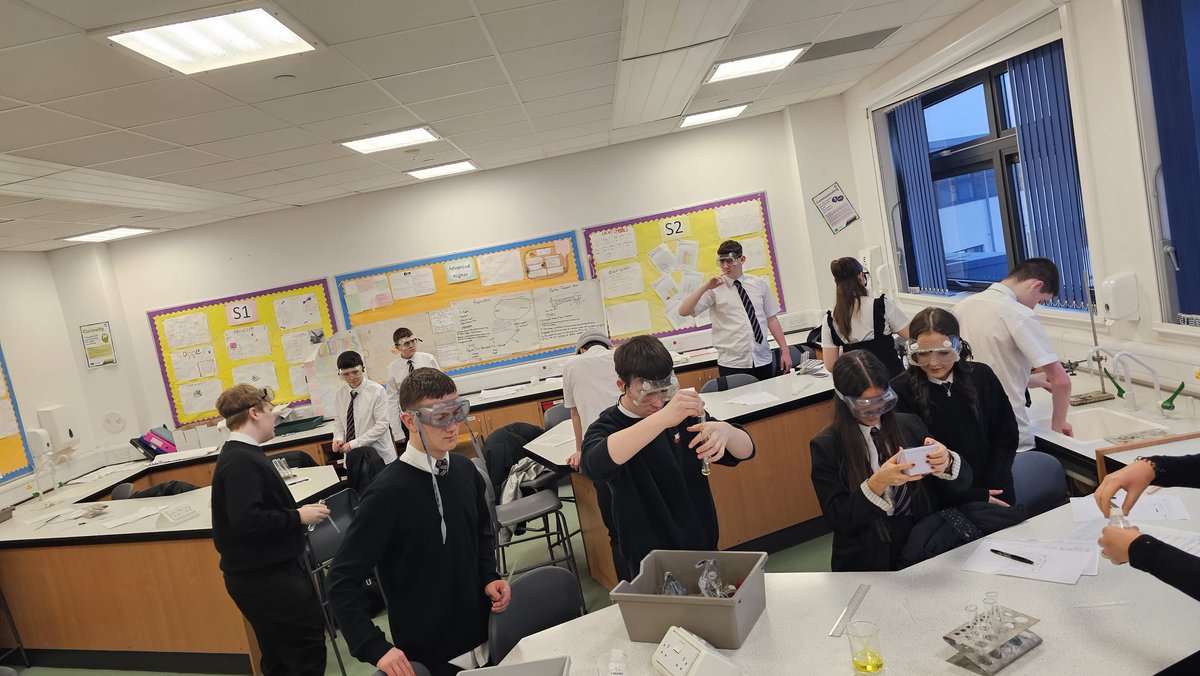 BiologyNinians's tweet photo. A busy morning for everyone as s4 and advanced higher work on the practical elements of theor coursework. Some fantastic laboratory skills being demonstrated 👌👩‍🔬👨‍🔬

@stninianshs 
@DavidKillin https://t.co/ZAnPWS9lEz