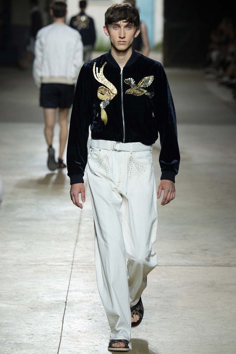 yyintheyo's tweet photo. DRIES VAN NOTEN 16ss
embrllished velvet bomber jacket

深いネイビーのベルベットに、金色に光り輝く美しい刺繍。着る度に心躍る服に出会えました。 https://t.co/DqpZrfqk5m