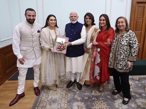 ndtvindia's tweet photo. कपूर फैमिली ने की पीएम मोदी से मुलाकात, करीना-करिश्मा ने लिया ऑटोग्राफ

पूरी खबर : https://t.co/M7McQW9oqf

#PMModi https://t.co/sma4tKUiAX
